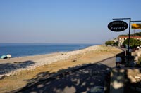 Η ακτή μπροστά στο ξενοδοχείο